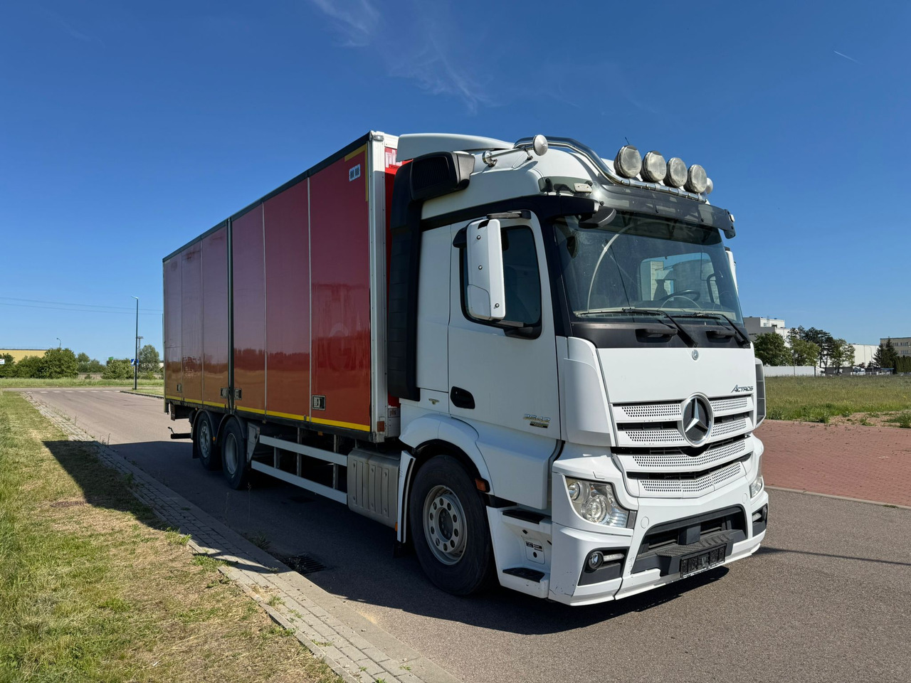 MERCEDES-BENZ ACTROS 2542 - Kamion sa zatvorenim sandukom: slika 1 MERCEDES-BENZ ACTROS 2542 - Kamion sa zatvorenim sandukom: slika 1