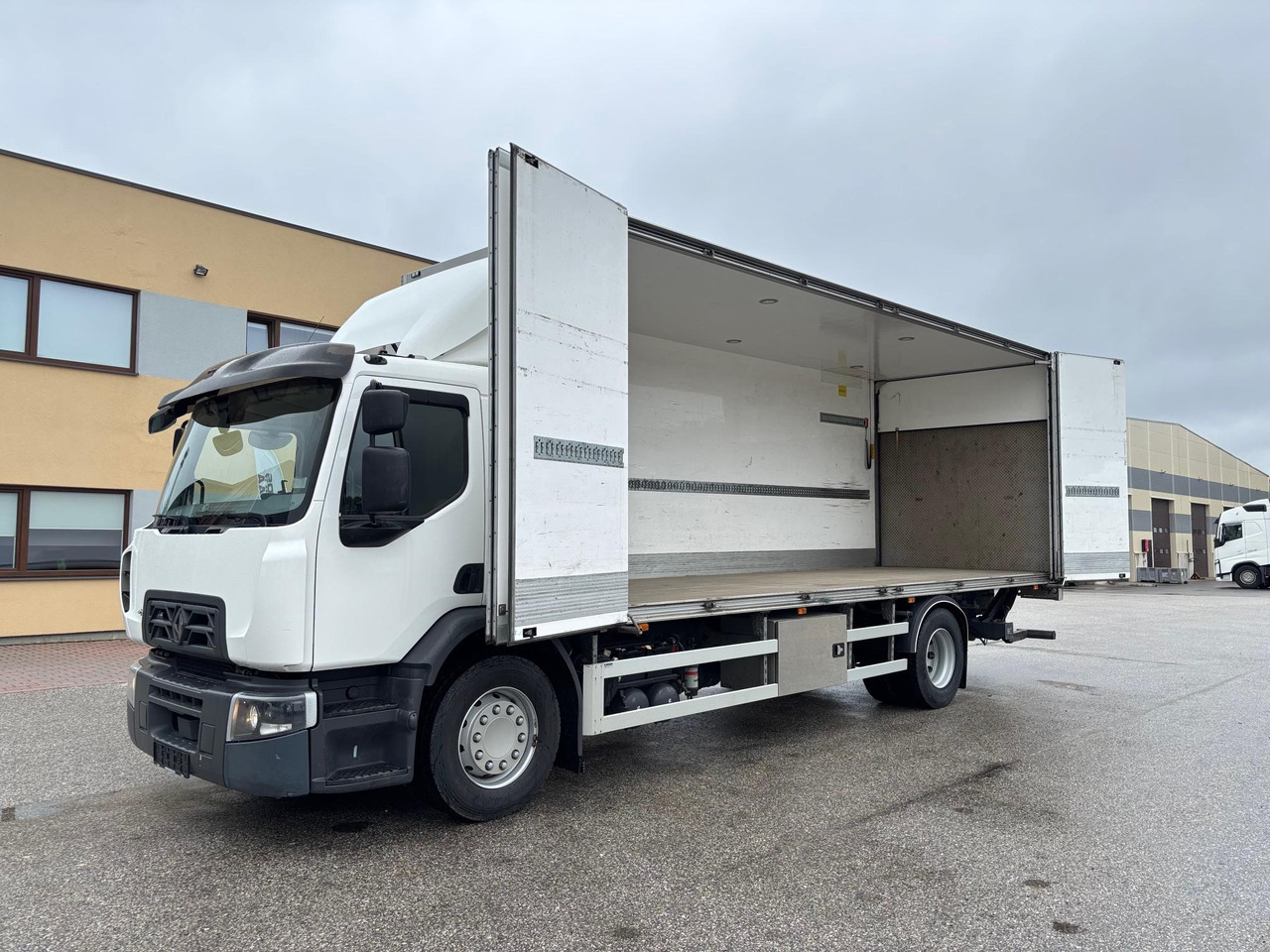 RENAULT D WIDE 320 - Kamion sa zatvorenim sandukom: slika 4 RENAULT D WIDE 320 - Kamion sa zatvorenim sandukom: slika 4