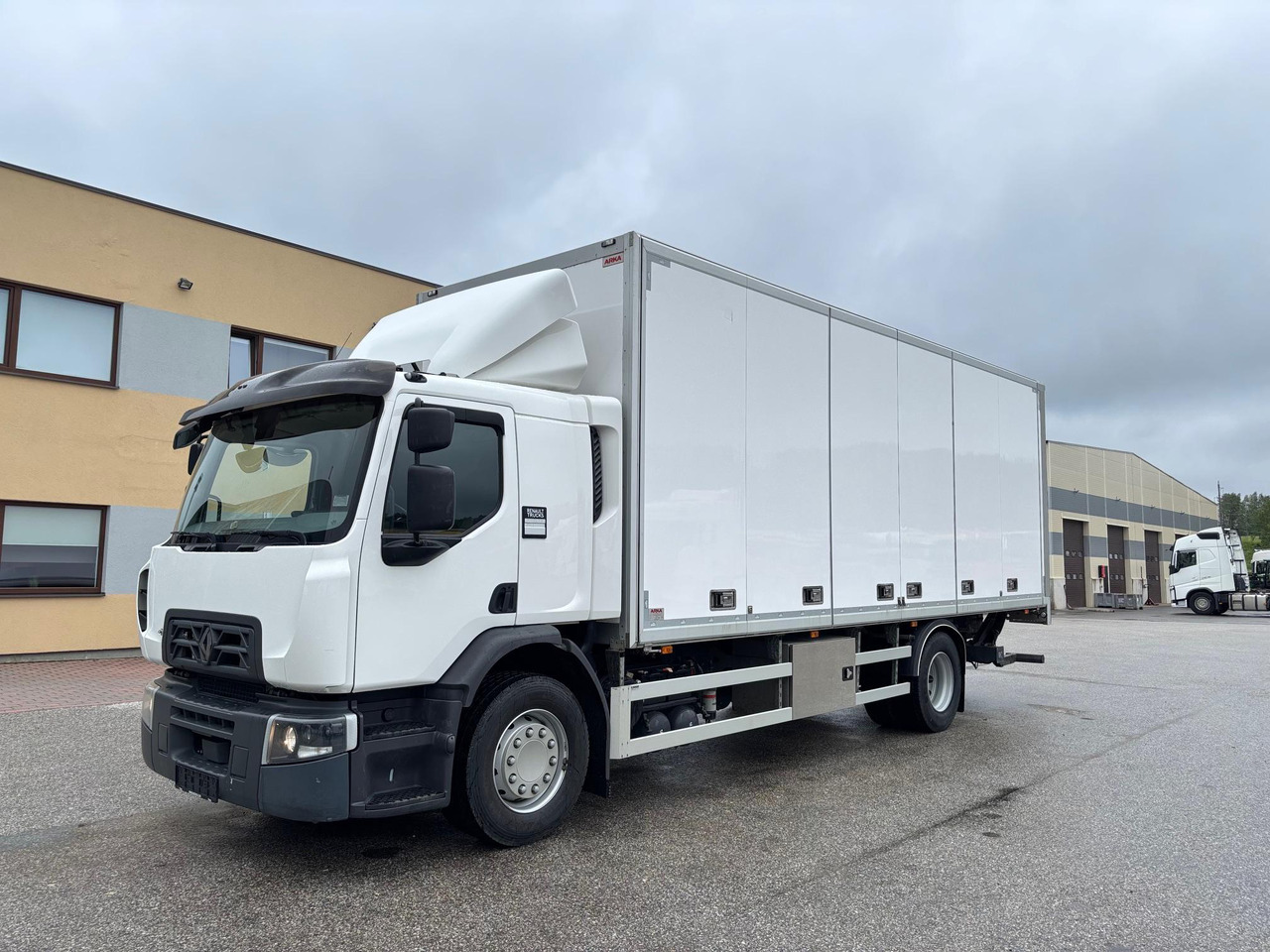 RENAULT D WIDE 320 - Kamion sa zatvorenim sandukom: slika 3 RENAULT D WIDE 320 - Kamion sa zatvorenim sandukom: slika 3