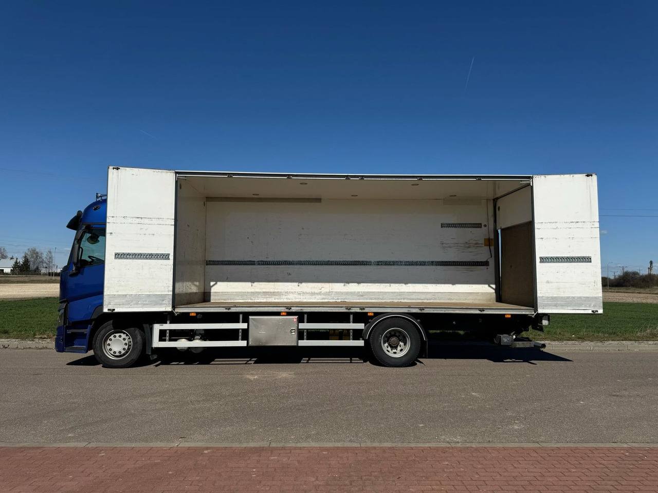 Kamion sa zatvorenim sandukom RENAULT T380: slika 9