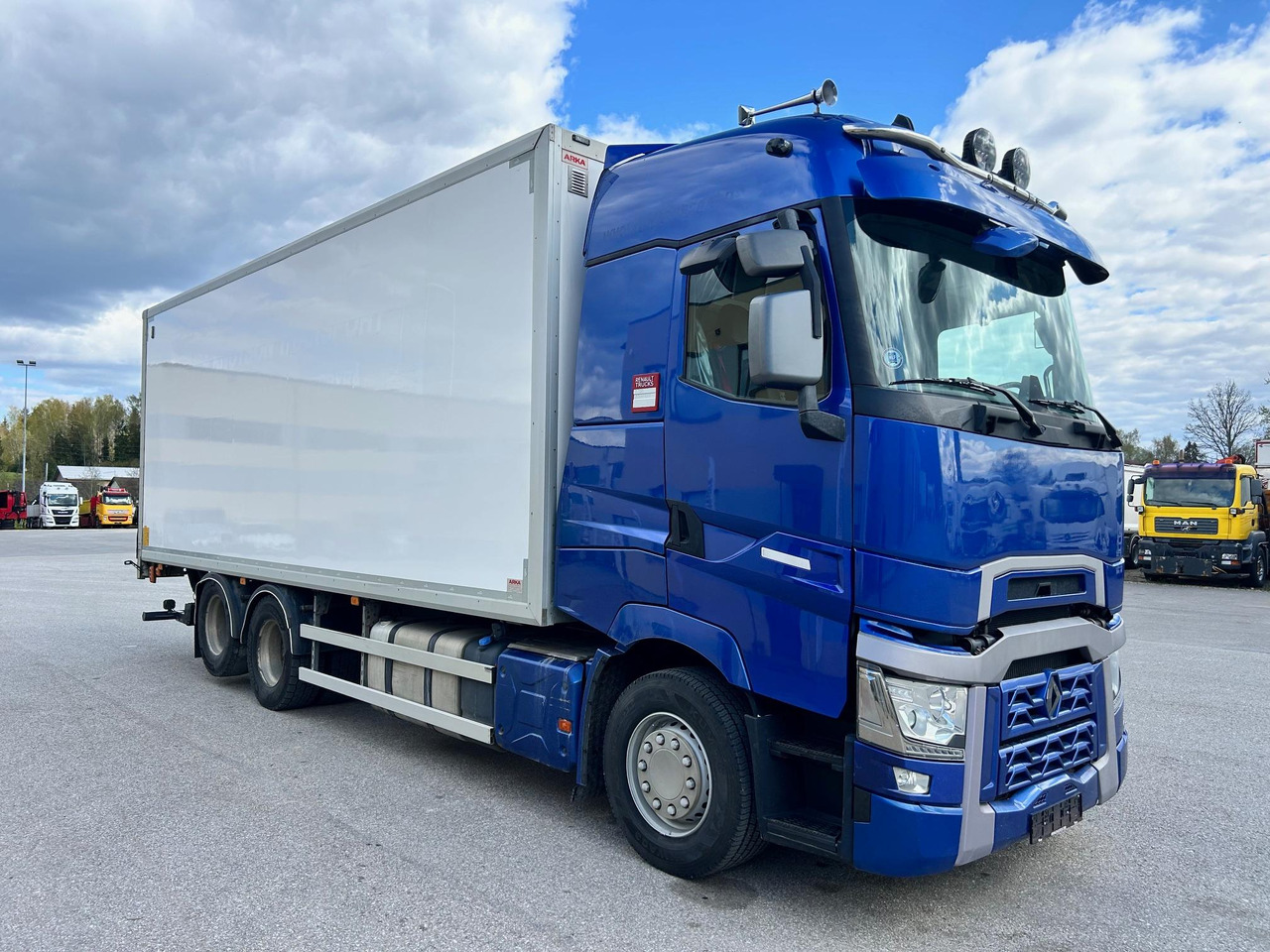 RENAULT T520 - Kamion sa zatvorenim sandukom: slika 1 RENAULT T520 - Kamion sa zatvorenim sandukom: slika 1