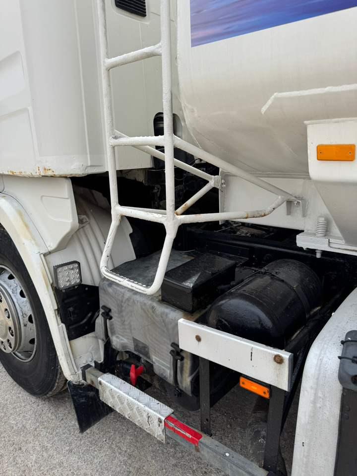 Kamion cisterna za prevoz goriva SCANIA P94: slika 20