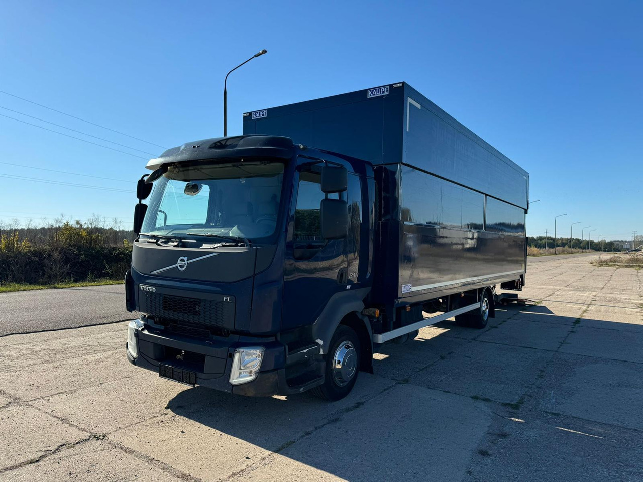 VOLVO FL 240 - Kamion sa zatvorenim sandukom: slika 2 VOLVO FL 240 - Kamion sa zatvorenim sandukom: slika 2