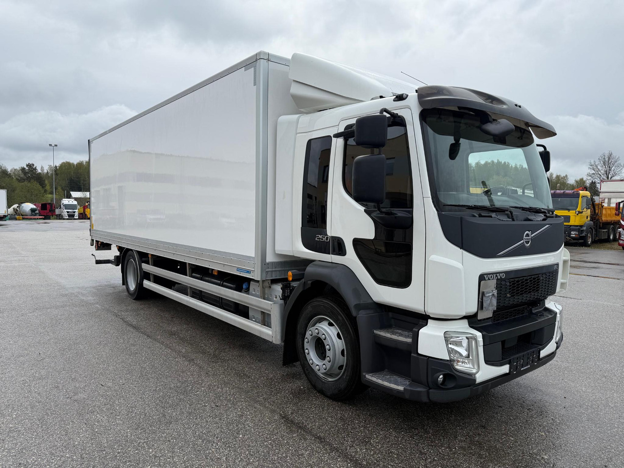 VOLVO FL250 - Kamion sa zatvorenim sandukom: slika 1 VOLVO FL250 - Kamion sa zatvorenim sandukom: slika 1