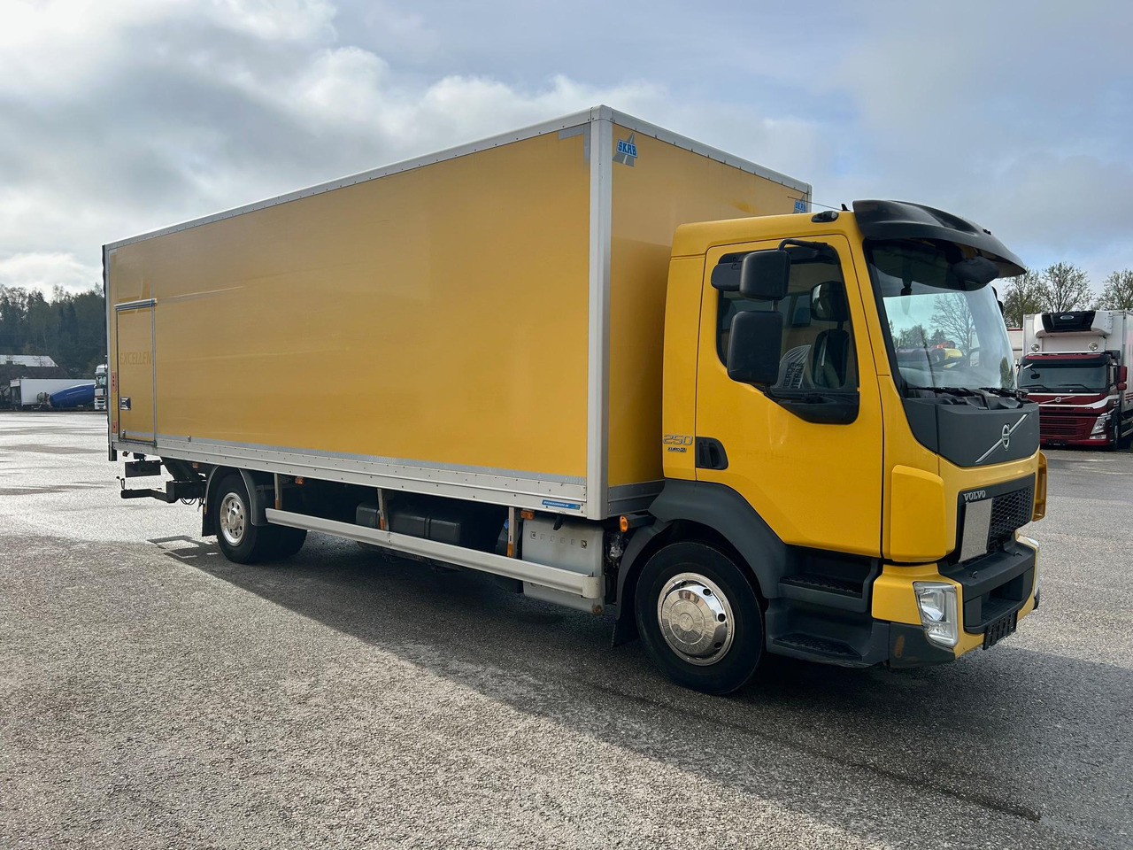 VOLVO FL250 - Kamion sa zatvorenim sandukom: slika 1 VOLVO FL250 - Kamion sa zatvorenim sandukom: slika 1