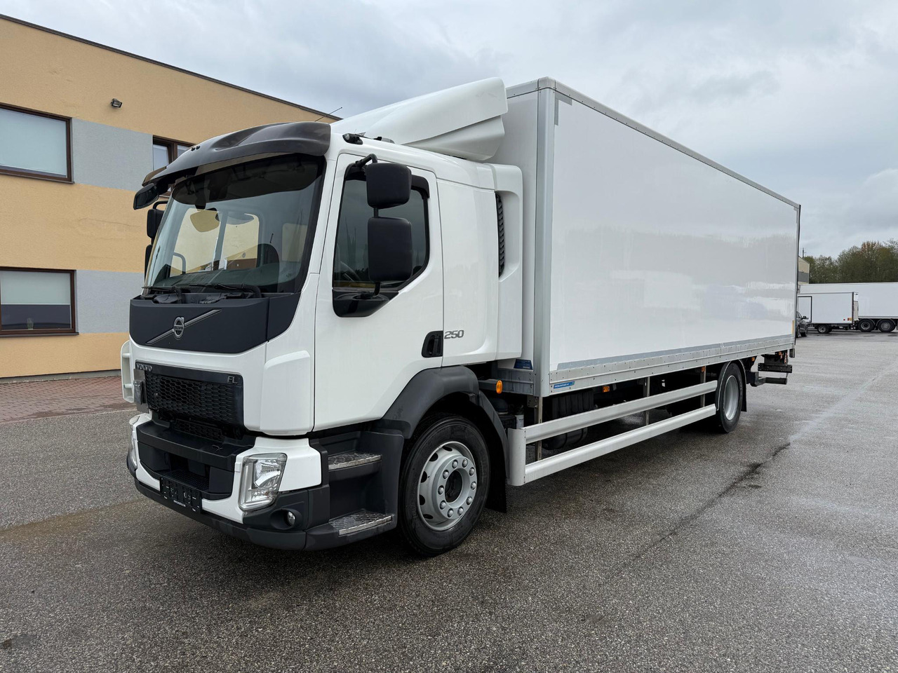 VOLVO FL250 - Kamion sa zatvorenim sandukom: slika 2 VOLVO FL250 - Kamion sa zatvorenim sandukom: slika 2