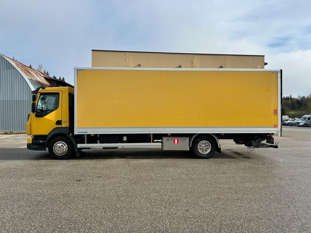 VOLVO FL250 - Kamion sa zatvorenim sandukom: slika 2 VOLVO FL250 - Kamion sa zatvorenim sandukom: slika 2