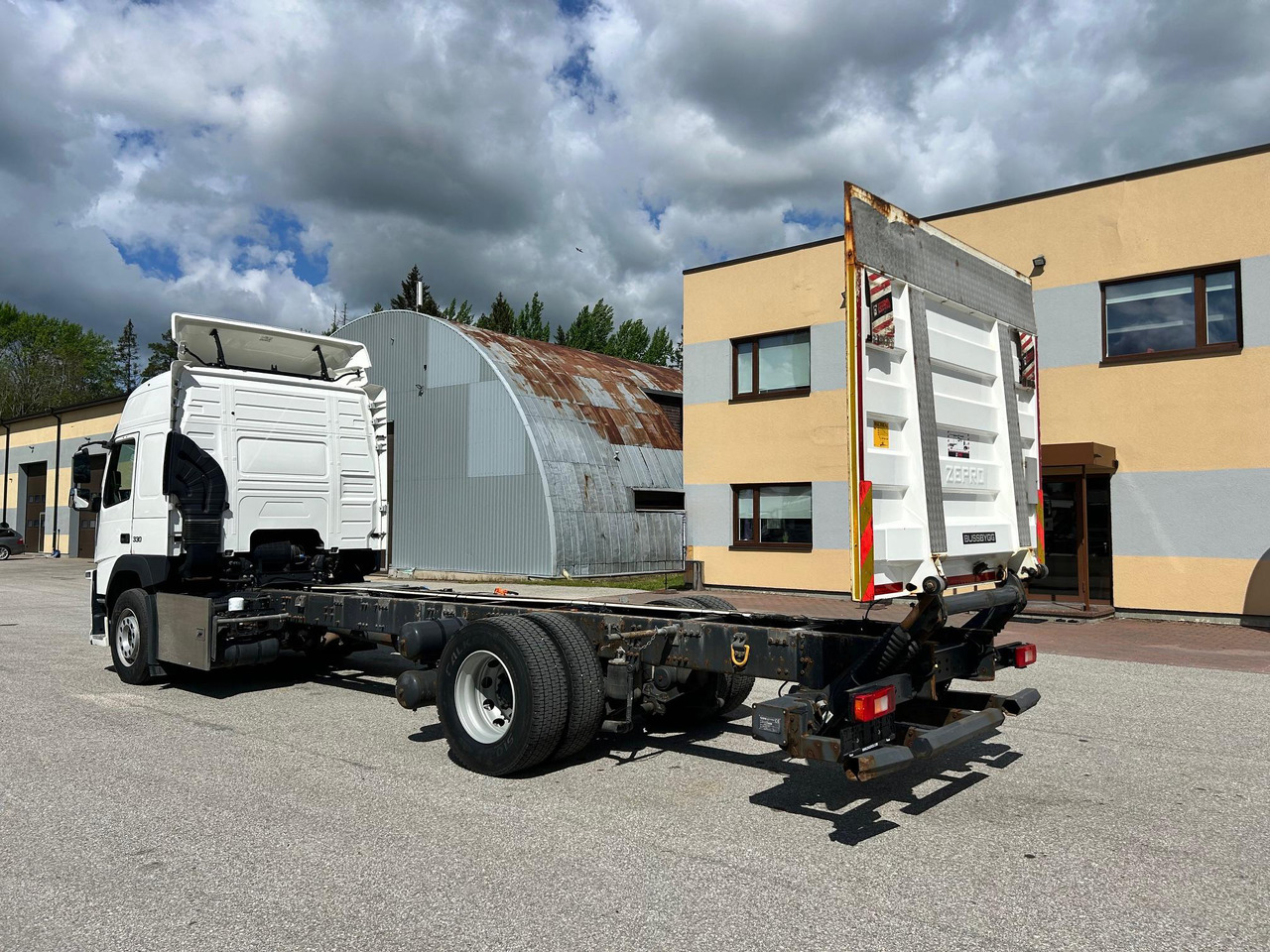 VOLVO FM330 - Kamion sa golom šasijom i zatvorenom kabinom: slika 5 VOLVO FM330 - Kamion sa golom šasijom i zatvorenom kabinom: slika 5