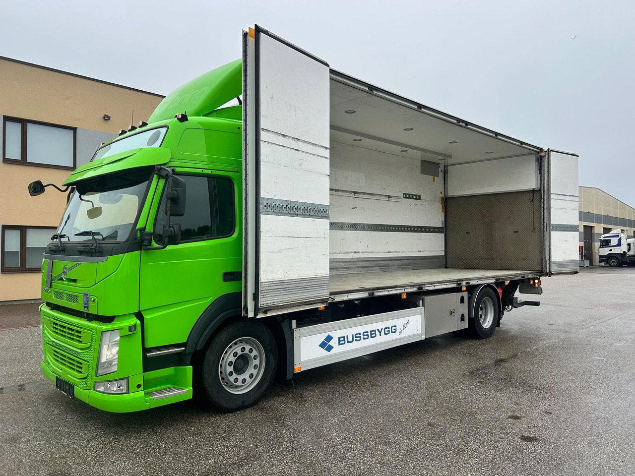 VOLVO FM330 - Kamion sa zatvorenim sandukom: slika 3 VOLVO FM330 - Kamion sa zatvorenim sandukom: slika 3