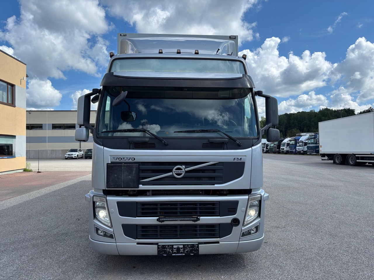 VOLVO FM330 - Kamion sa zatvorenim sandukom: slika 2 VOLVO FM330 - Kamion sa zatvorenim sandukom: slika 2