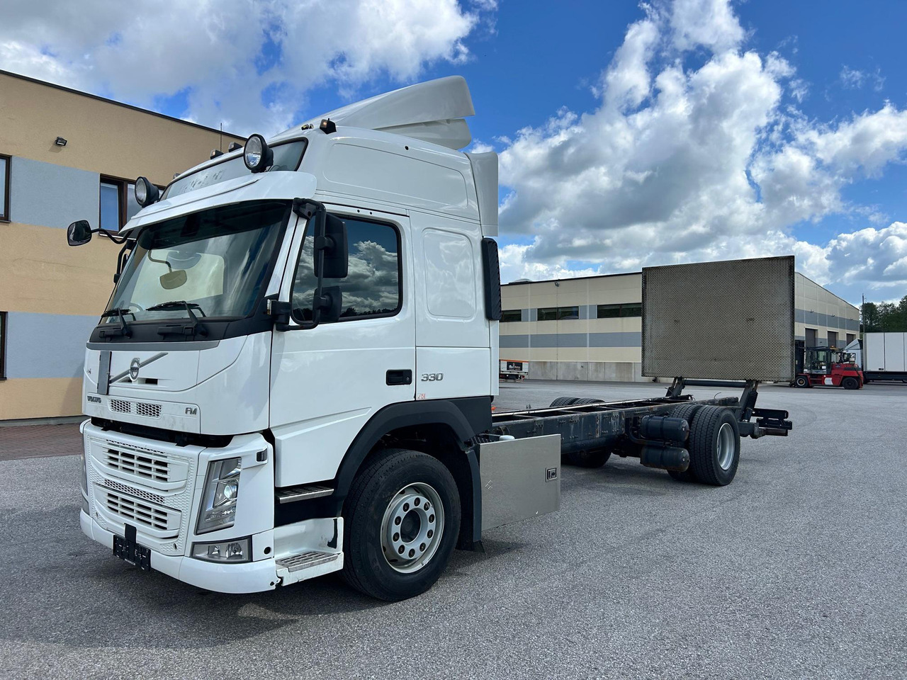 VOLVO FM330 - Kamion sa golom šasijom i zatvorenom kabinom: slika 2 VOLVO FM330 - Kamion sa golom šasijom i zatvorenom kabinom: slika 2