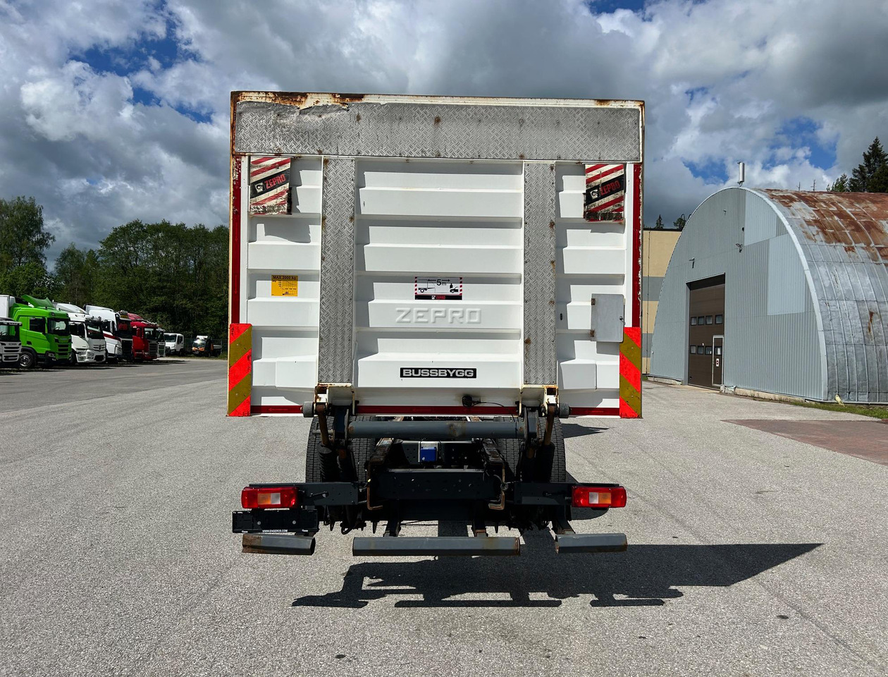 VOLVO FM330 - Kamion sa golom šasijom i zatvorenom kabinom: slika 4 VOLVO FM330 - Kamion sa golom šasijom i zatvorenom kabinom: slika 4