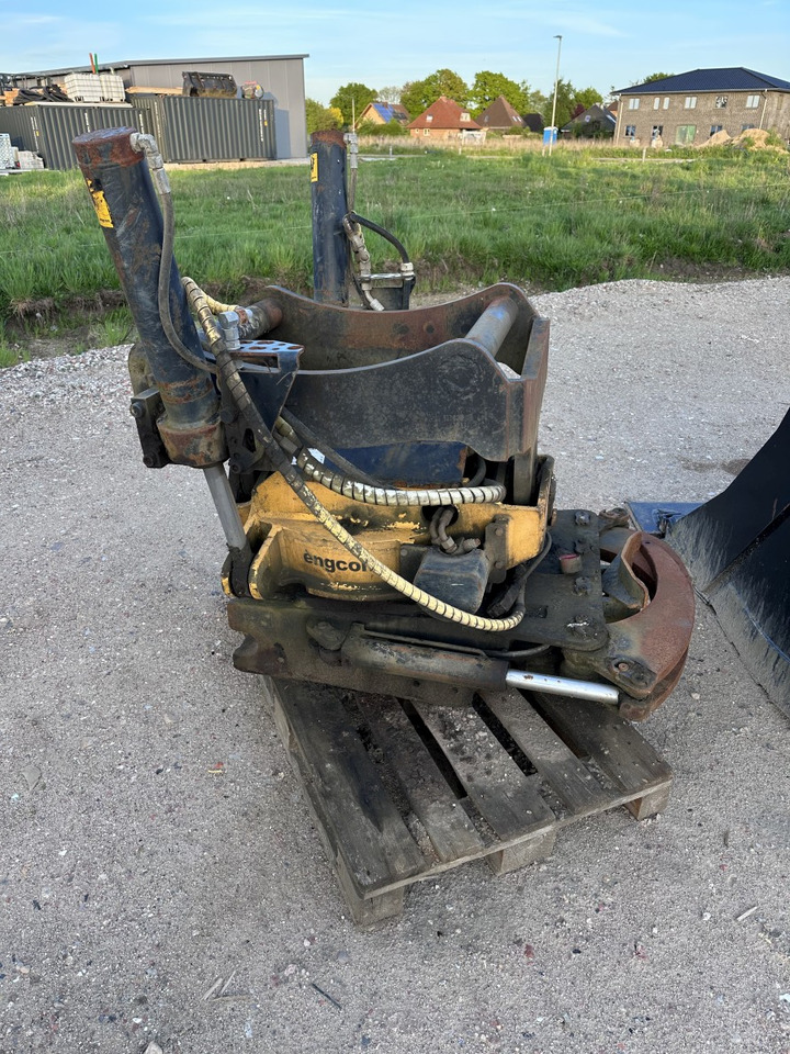 ENGCON EC 30 - S80 GR30 -S80 - SVAB Engcon Rototilt - Tiltrotator - Tiltrotator: slika 1 ENGCON EC 30 - S80 GR30 -S80 - SVAB Engcon Rototilt - Tiltrotator - Tiltrotator: slika 1