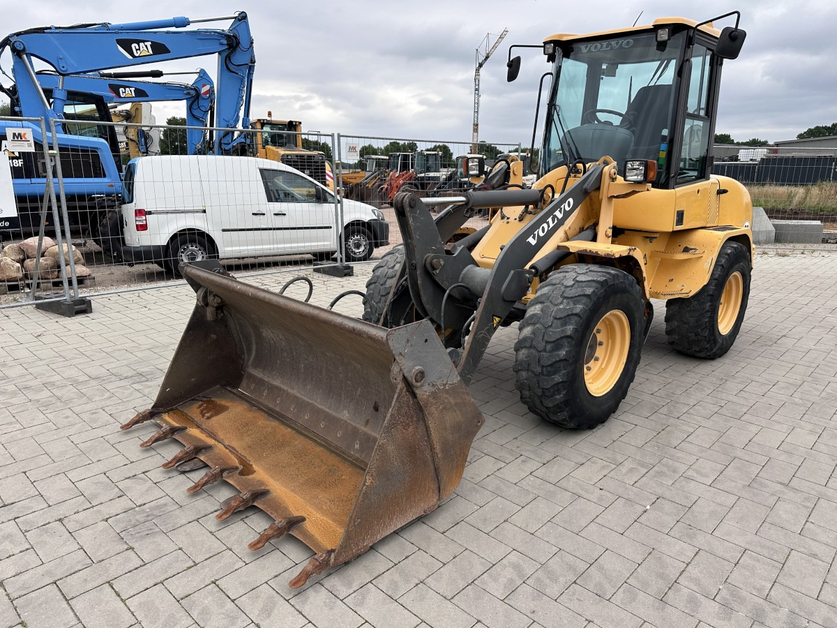 VOLVO L 30 B PRO 3er Kreis Klappschaufel+Palettengabel - Utovarivač točkaš: slika 3 VOLVO L 30 B PRO 3er Kreis Klappschaufel+Palettengabel - Utovarivač točkaš: slika 3