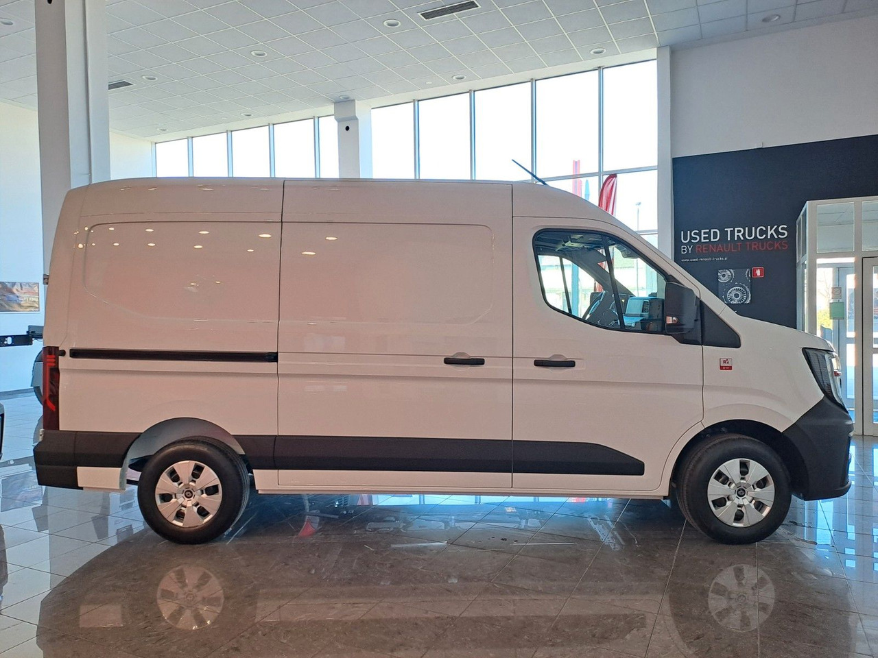 Renault Master L2H2 150 - NAV Klimaaut. Holzb. 270° - Furgon: slika 3 Renault Master L2H2 150 - NAV Klimaaut. Holzb. 270° - Furgon: slika 3
