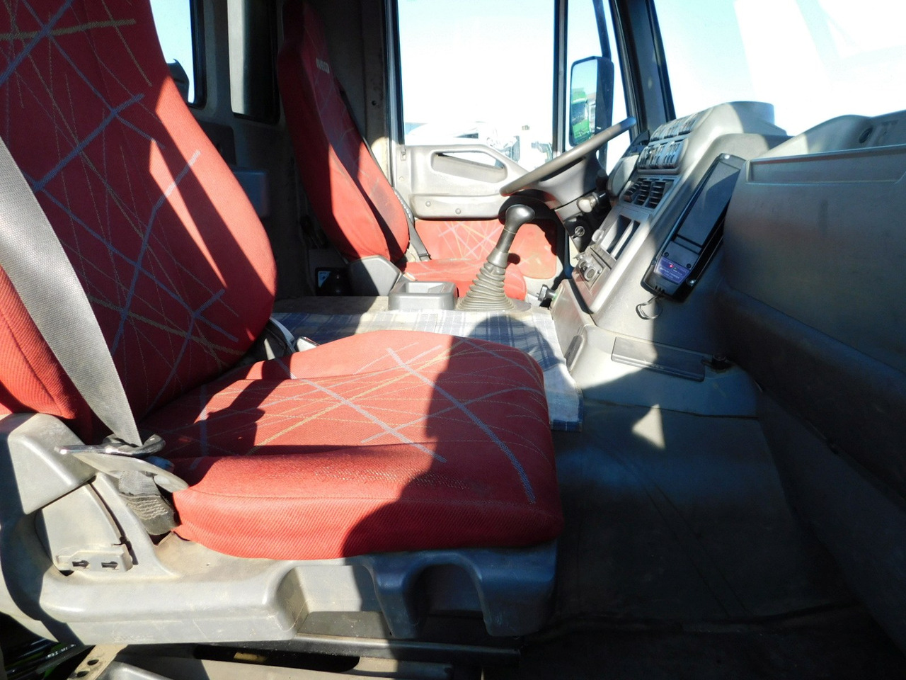 Iveco Magirus trakker - Kamion sa tovarnim sandukom, Kamion sa dizalicom: slika 5 Iveco Magirus trakker - Kamion sa tovarnim sandukom, Kamion sa dizalicom: slika 5