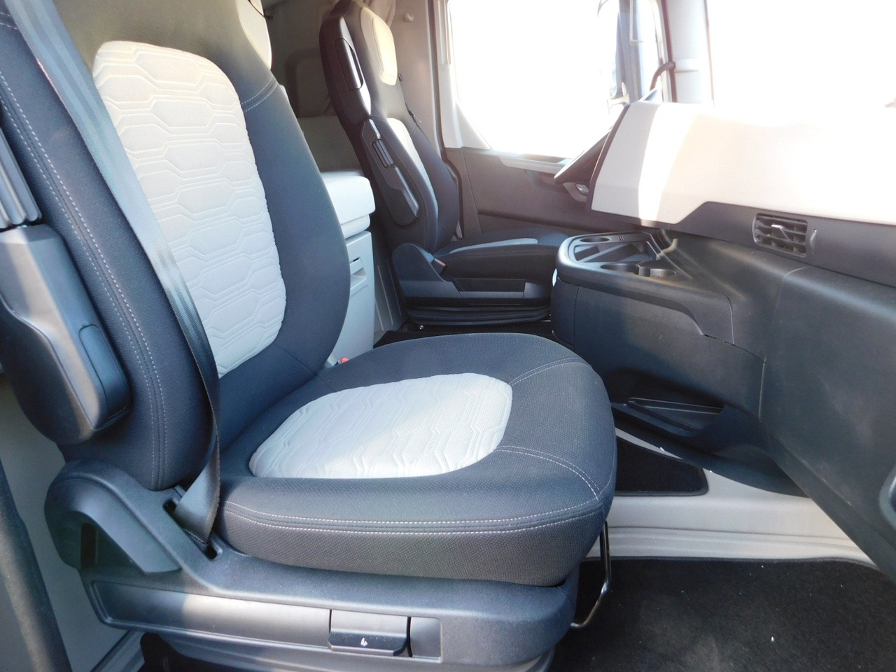 Ford F max ll 4x2 scab e6 eco 16spdamt ecotorq - Tegljač: slika 5 Ford F max ll 4x2 scab e6 eco 16spdamt ecotorq - Tegljač: slika 5