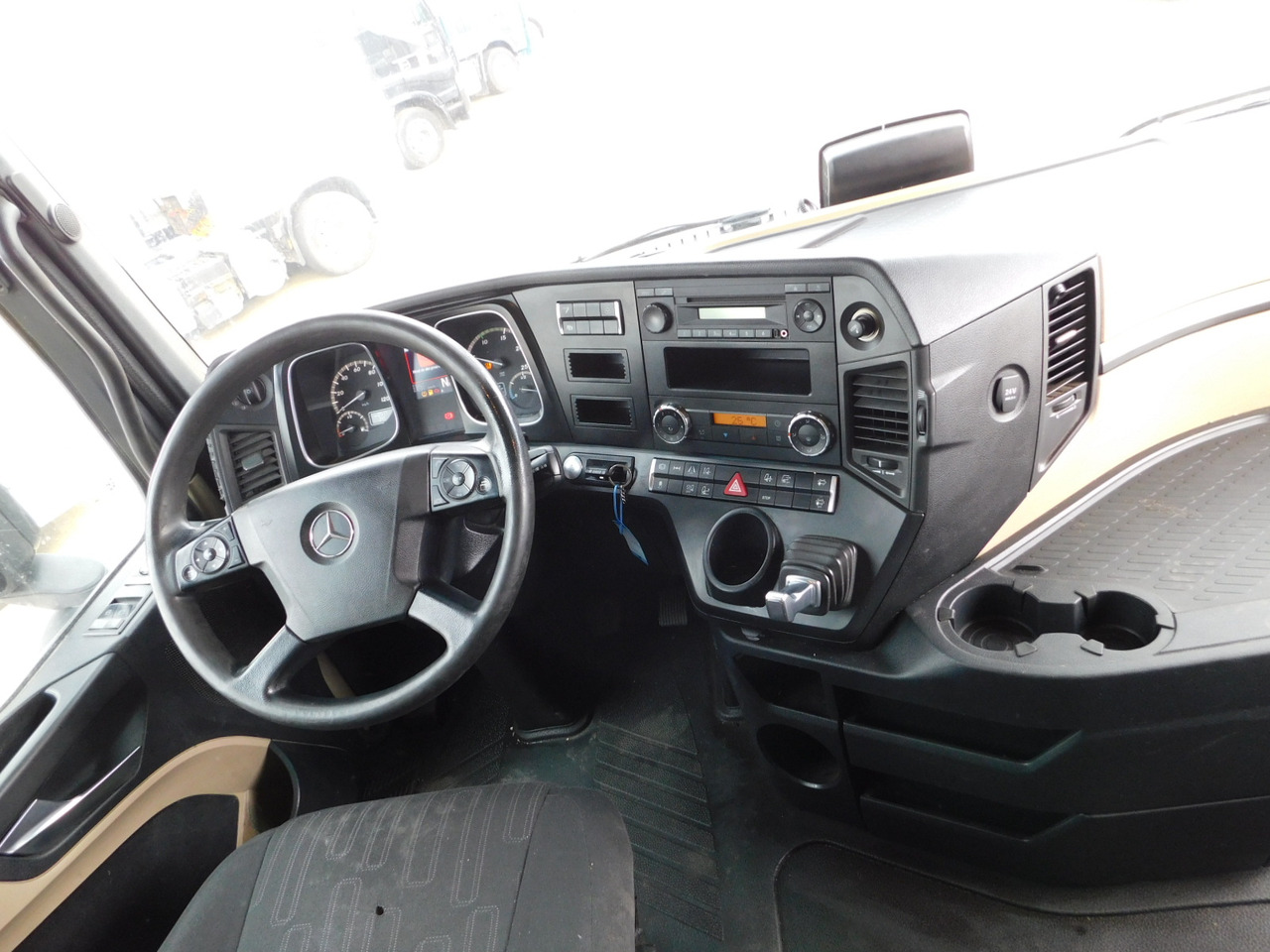 Interior photo 1: Tegljač Mercedes Actros 1842
