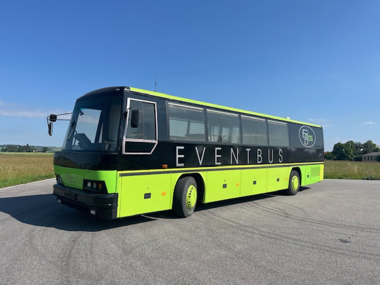NEOPLAN N316 Ü - Koferenz-, Ausstellungsbus - Wohnmobil - Autobus: slika 1 NEOPLAN N316 Ü - Koferenz-, Ausstellungsbus - Wohnmobil - Autobus: slika 1