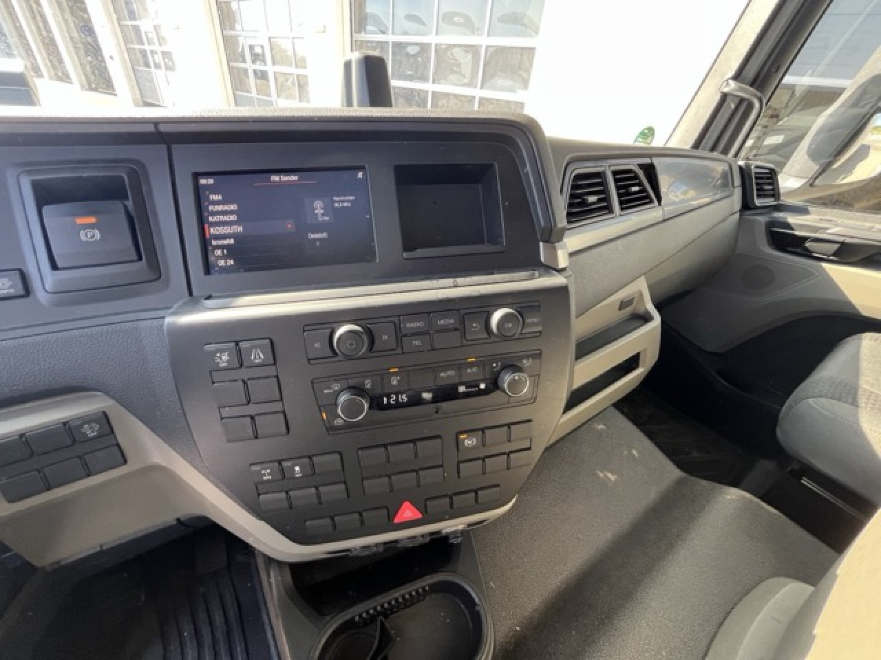 MAN TGL 12.250 4x2 BL Euro6 Klima AHK Luftfeder - Dostavno vozilo sa zatvorenim sandukom: slika 5 MAN TGL 12.250 4x2 BL Euro6 Klima AHK Luftfeder - Dostavno vozilo sa zatvorenim sandukom: slika 5