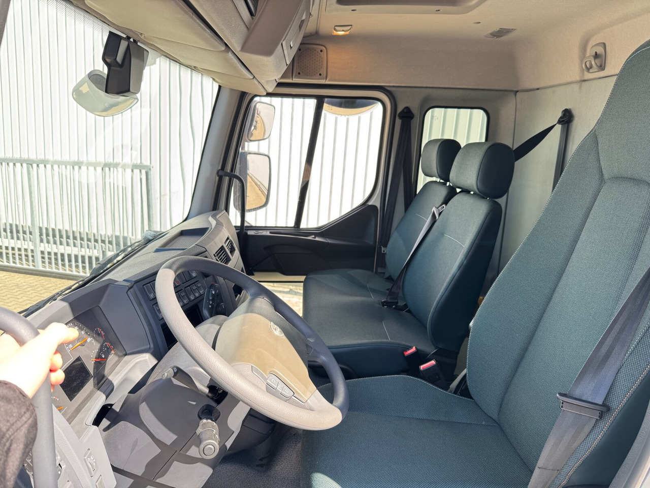 FL 280 4x4 FL 280 4x4, Nebenantrieb - Kamion sa golom šasijom i zatvorenom kabinom: slika 2 FL 280 4x4 FL 280 4x4, Nebenantrieb - Kamion sa golom šasijom i zatvorenom kabinom: slika 2