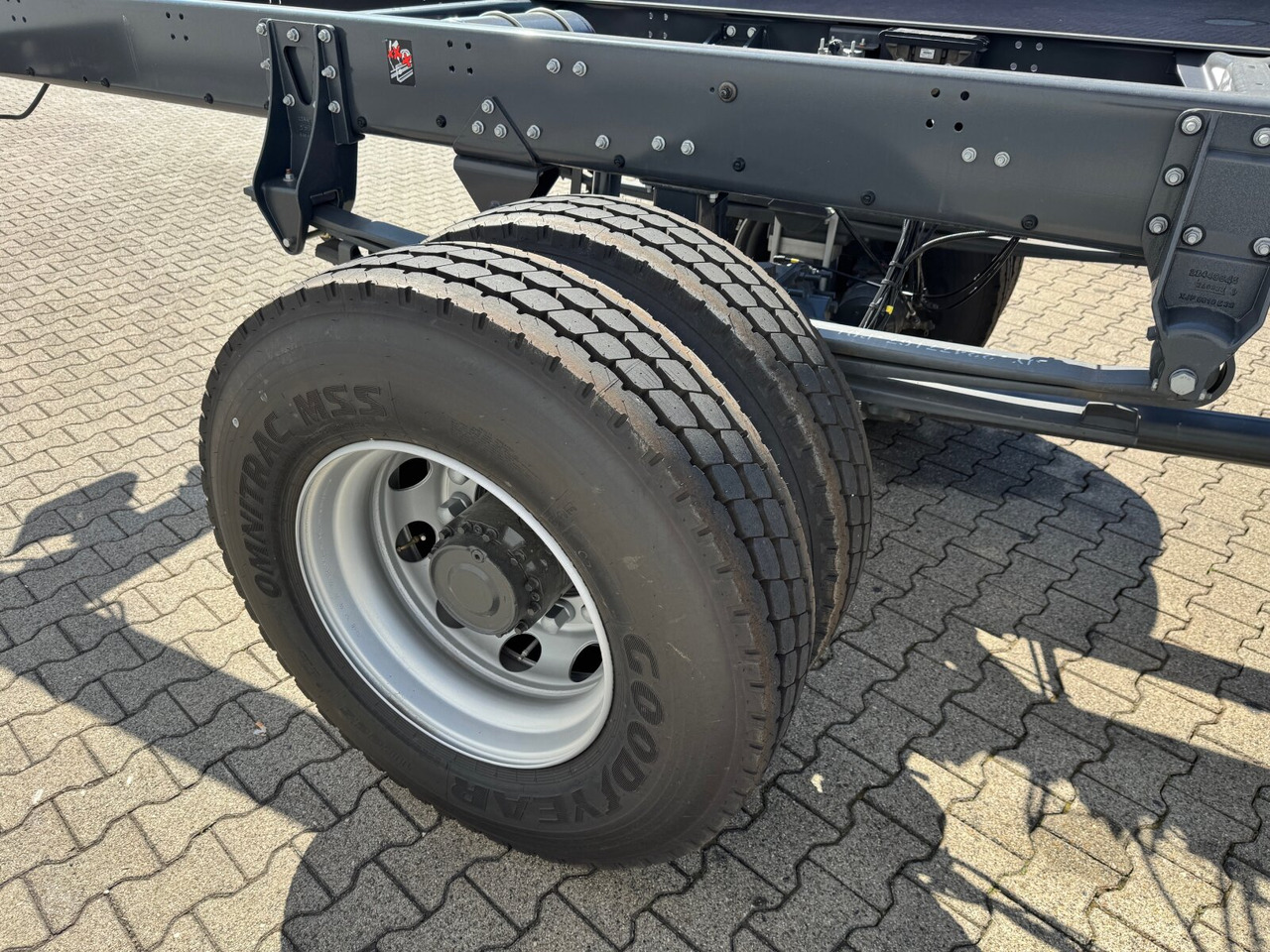 FL 280 4x4 FL 280 4x4, Nebenantrieb - Kamion sa golom šasijom i zatvorenom kabinom: slika 2 FL 280 4x4 FL 280 4x4, Nebenantrieb - Kamion sa golom šasijom i zatvorenom kabinom: slika 2