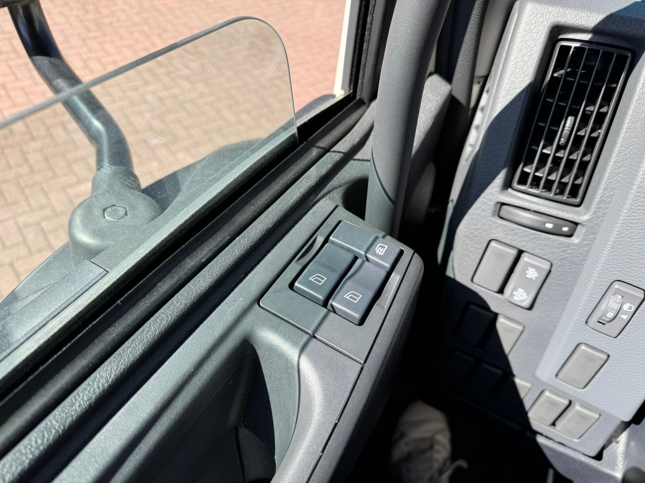 FL 280 4x4 FL 280 4x4, Nebenantrieb - Kamion sa golom šasijom i zatvorenom kabinom: slika 5 FL 280 4x4 FL 280 4x4, Nebenantrieb - Kamion sa golom šasijom i zatvorenom kabinom: slika 5