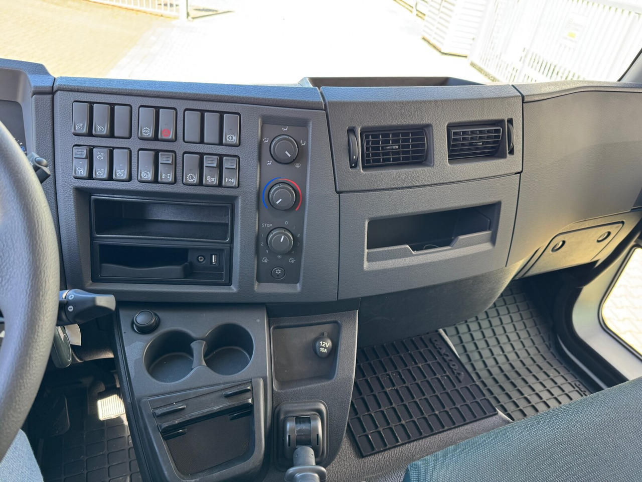 FL 280 4x4 FL 280 4x4, Nebenantrieb - Kamion sa golom šasijom i zatvorenom kabinom: slika 4 FL 280 4x4 FL 280 4x4, Nebenantrieb - Kamion sa golom šasijom i zatvorenom kabinom: slika 4