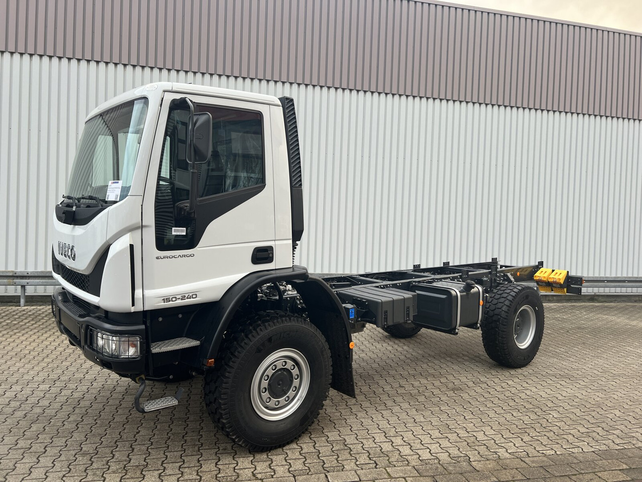 Kamion sa golom šasijom i zatvorenom kabinom novi Iveco EuroCargo ML150E24 WS 4x4 EuroCargo ML150E24 WS 4x4, Euro3, mehrfach Vorhanden!: slika 8 Kamion sa golom šasijom i zatvorenom kabinom novi Iveco EuroCargo ML150E24 WS 4x4 EuroCargo ML150E24 WS 4x4, Euro3, mehrfach Vorhanden!: slika 8