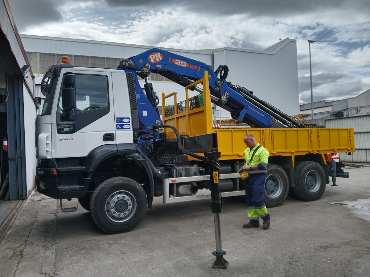 Iveco TRAKKER F2NPT1 PRITSCHE MIT KRANE - Kamion sa tovarnim sandukom, Kamion sa dizalicom: slika 3 Iveco TRAKKER F2NPT1 PRITSCHE MIT KRANE - Kamion sa tovarnim sandukom, Kamion sa dizalicom: slika 3