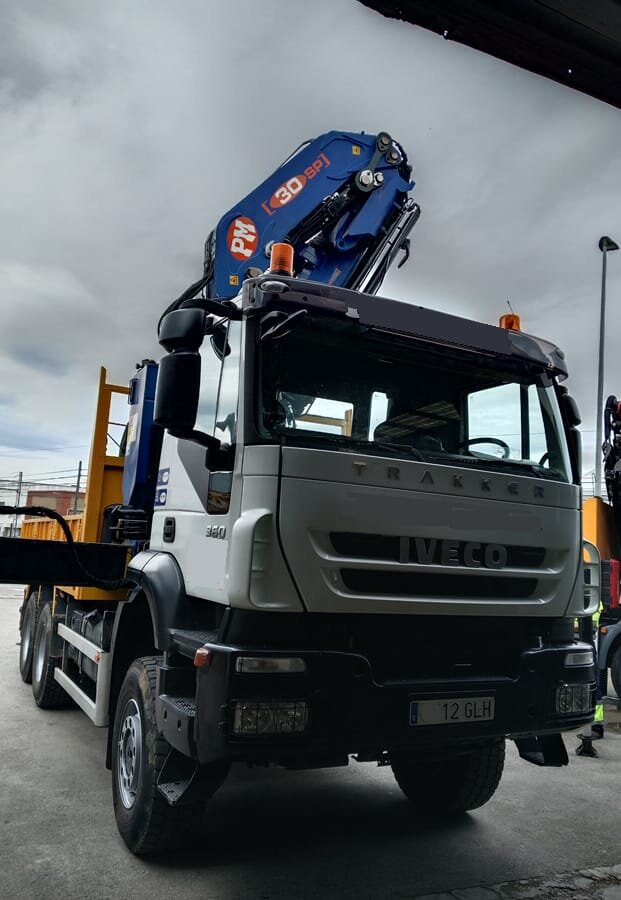 Iveco TRAKKER F2NPT1 PRITSCHE MIT KRANE - Kamion sa tovarnim sandukom, Kamion sa dizalicom: slika 1 Iveco TRAKKER F2NPT1 PRITSCHE MIT KRANE - Kamion sa tovarnim sandukom, Kamion sa dizalicom: slika 1