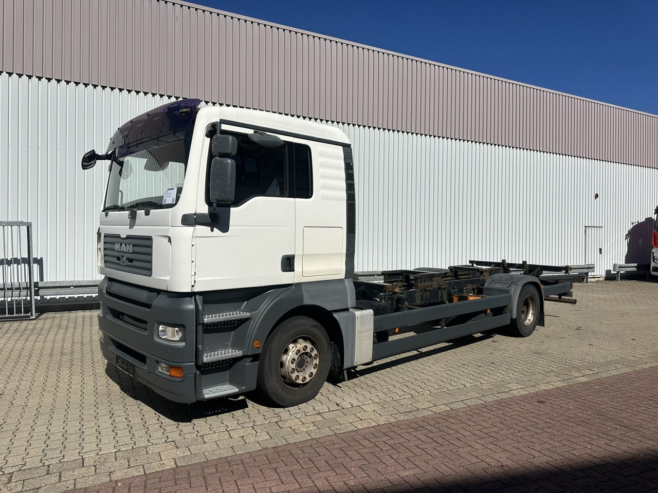 MAN TGA 18.360 LL 4x2 TGA 18.360 LL 4x2, Fahrschule - Kamion: slika 1 MAN TGA 18.360 LL 4x2 TGA 18.360 LL 4x2, Fahrschule - Kamion: slika 1