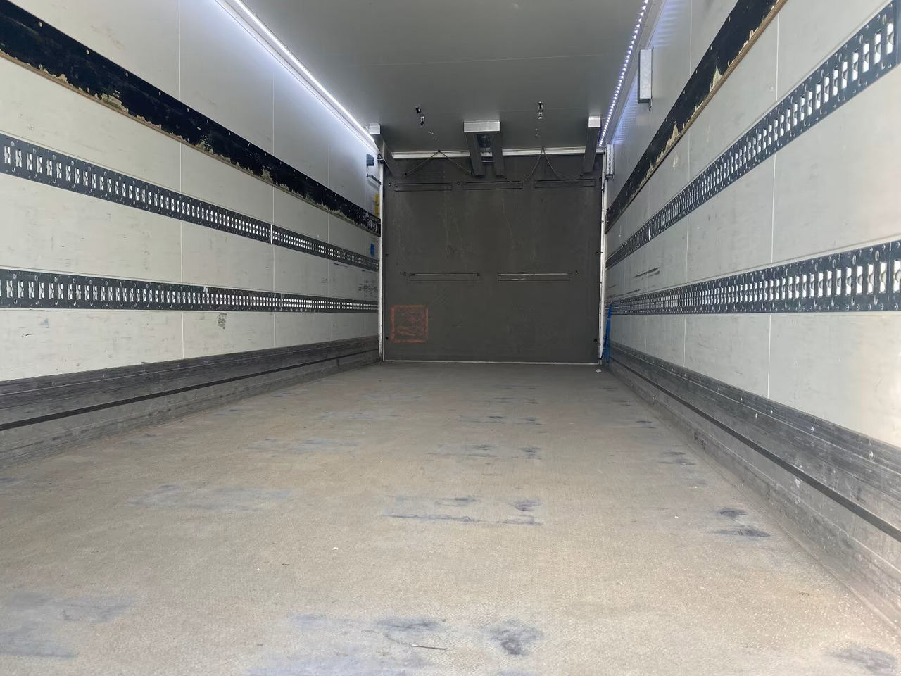 Kofferanhänger mit LBW Kofferanhänger mit LBW, Durchladesystem - Prikolica sa zatvorenim sandukom: slika 4 Kofferanhänger mit LBW Kofferanhänger mit LBW, Durchladesystem - Prikolica sa zatvorenim sandukom: slika 4