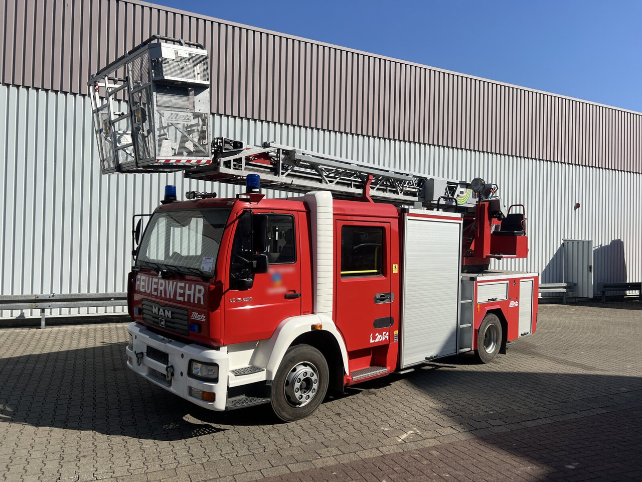 MAN LE 15.255 4x2 LLC Doka, Metz DLA-K 12/9 Drehleiter LE 15.255 4x2 LLC Doka, Metz DLA-K 12/9 Feuerwehr Drehleiter - Vozilo hitne pomoći: slika 1 MAN LE 15.255 4x2 LLC Doka, Metz DLA-K 12/9 Drehleiter LE 15.255 4x2 LLC Doka, Metz DLA-K 12/9 Feuerwehr Drehleiter - Vozilo hitne pomoći: slika 1