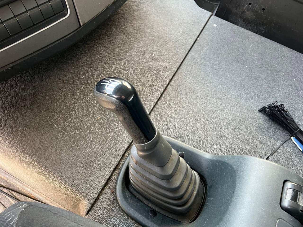 Kamion sa zatvorenim sandukom MAN TGL 12.220 4X2 BL TGL 12.220 4X2 BL mit Dhollandia LBW: slika 7