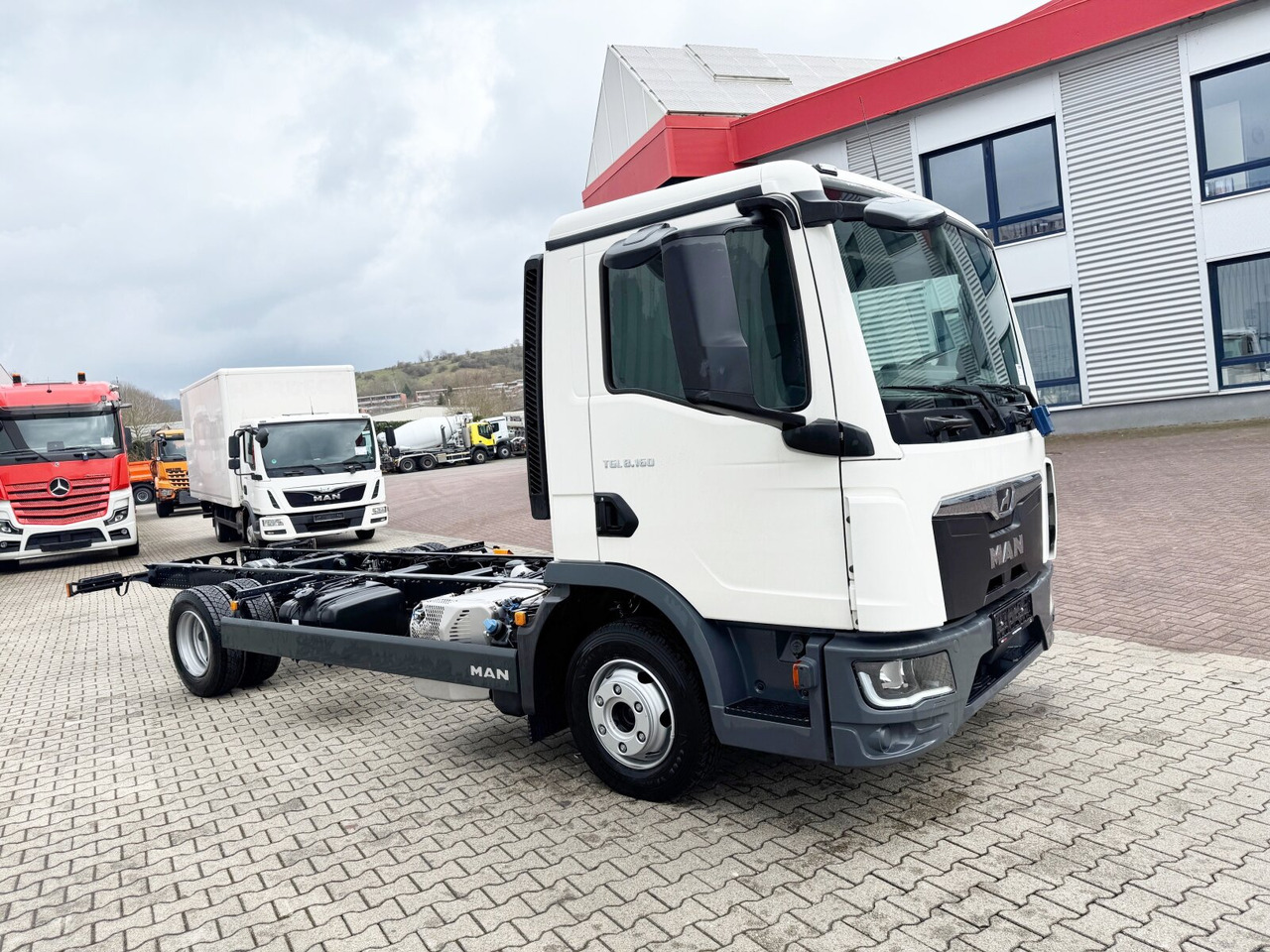 Kamion sa golom šasijom i zatvorenom kabinom novi MAN TGL 8.160 4x2 BL CH TGL 8.160 4x2 BL CH: slika 9 Kamion sa golom šasijom i zatvorenom kabinom novi MAN TGL 8.160 4x2 BL CH TGL 8.160 4x2 BL CH: slika 9