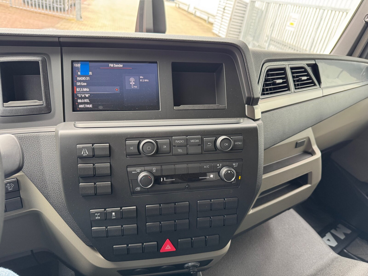 MAN TGL 8.160 4x2 BL CH TGL 8.160 4x2 BL CH - Kamion sa golom šasijom i zatvorenom kabinom: slika 5 MAN TGL 8.160 4x2 BL CH TGL 8.160 4x2 BL CH - Kamion sa golom šasijom i zatvorenom kabinom: slika 5