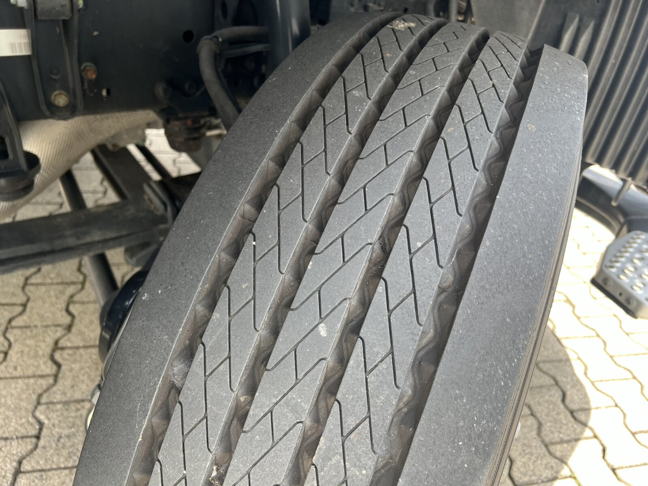 MAN TGS 26.320 6X2-4 BL TGS 26.320 6X2-4 BL, Lenk-/Liftachse, Rechtslenker, Export Only! - Kamion sa golom šasijom i zatvorenom kabinom: slika 4 MAN TGS 26.320 6X2-4 BL TGS 26.320 6X2-4 BL, Lenk-/Liftachse, Rechtslenker, Export Only! - Kamion sa golom šasijom i zatvorenom kabinom: slika 4