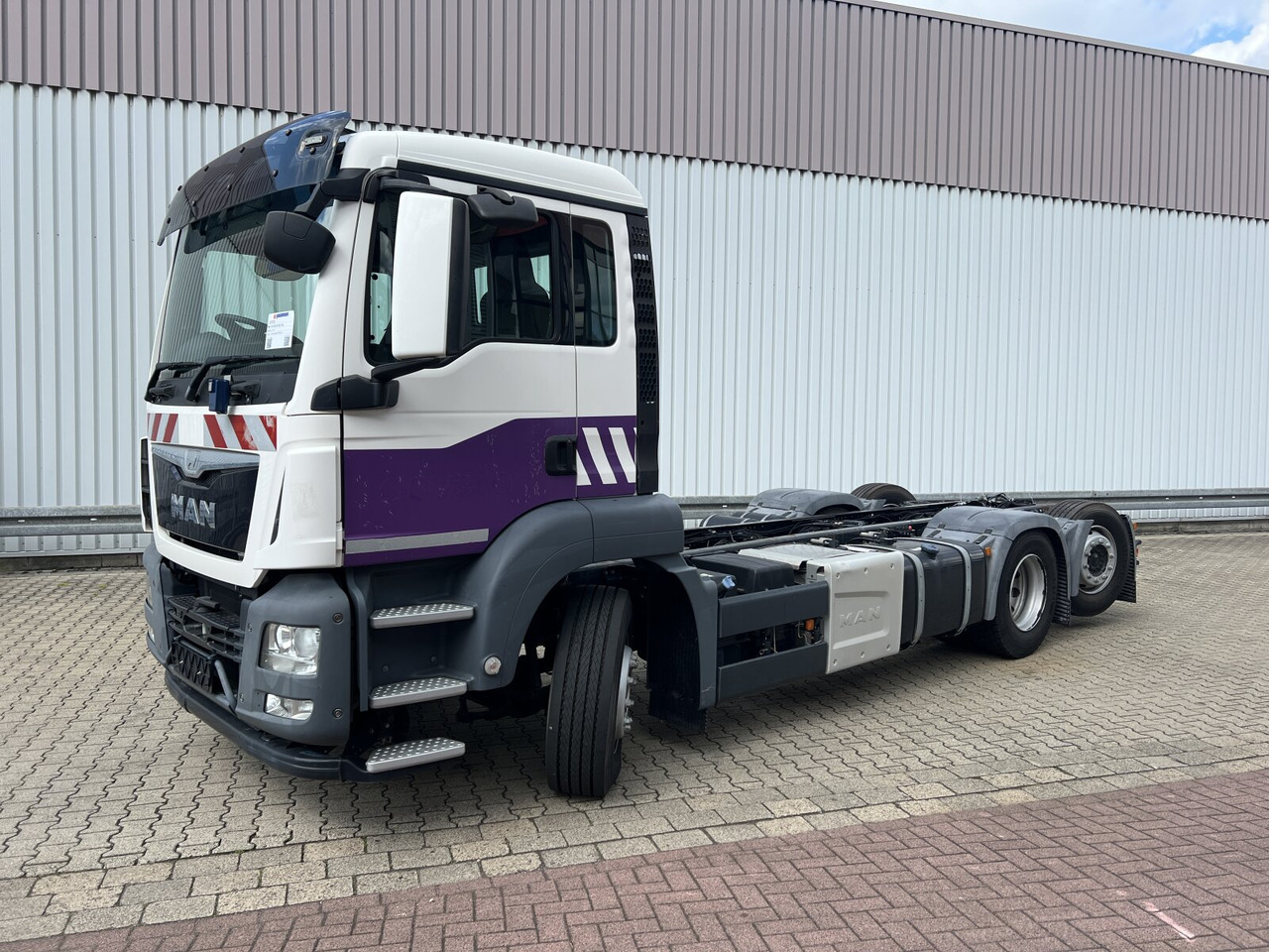 MAN TGS 26.320 6X2-4 BL TGS 26.320 6X2-4 BL, Lenk-/Liftachse, Rechtslenker, Export Only! - Kamion sa golom šasijom i zatvorenom kabinom: slika 1 MAN TGS 26.320 6X2-4 BL TGS 26.320 6X2-4 BL, Lenk-/Liftachse, Rechtslenker, Export Only! - Kamion sa golom šasijom i zatvorenom kabinom: slika 1