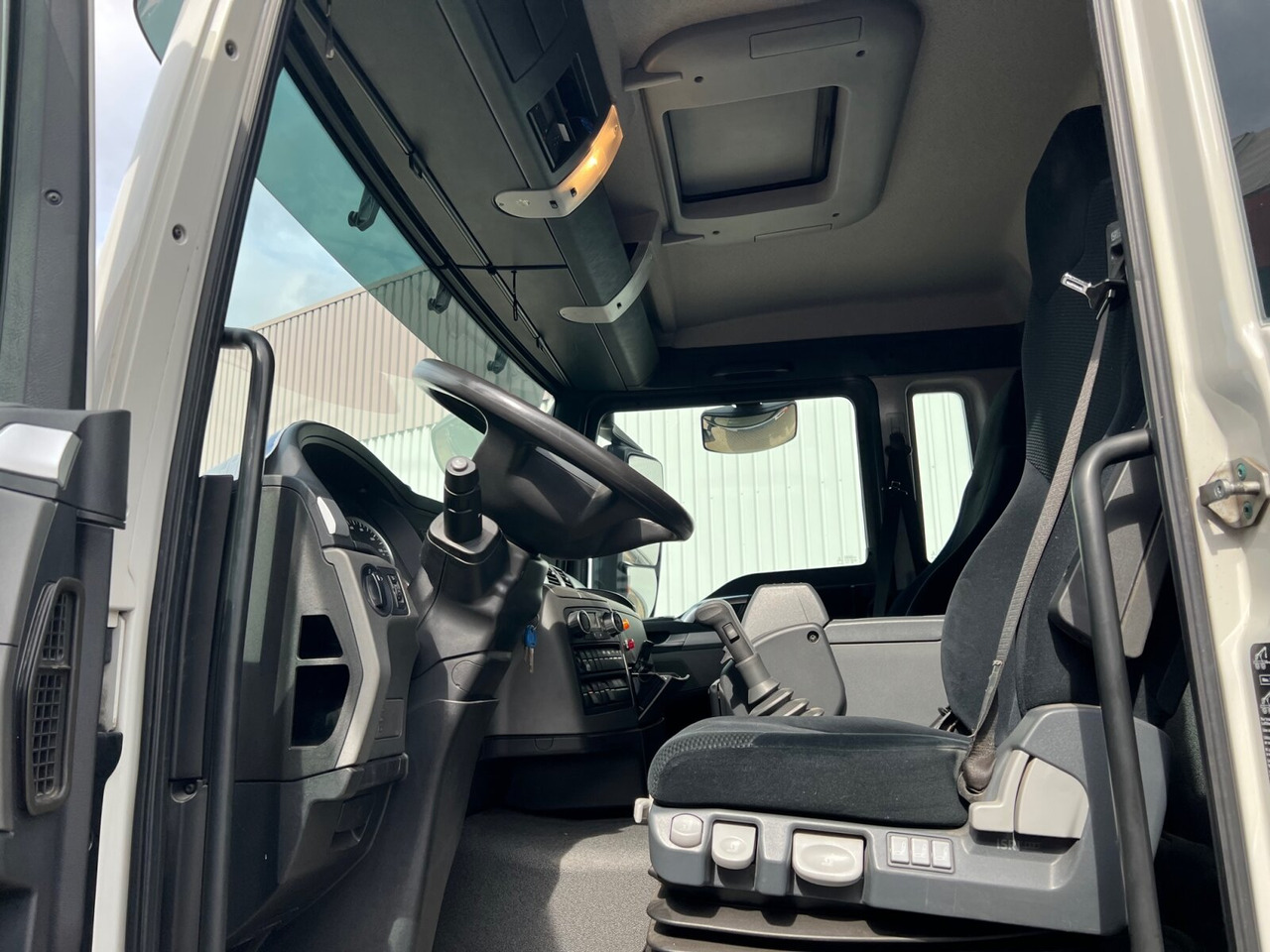 MAN TGS 26.360/400 6x2-4 BL TGS 26.360/400 6x2-4 BL, Lenk-/Lift, Kran Atlas AK 206.3E A5, Funk - Kamion sa dizalicom, Kamion sa tovarnim sandukom: slika 2 MAN TGS 26.360/400 6x2-4 BL TGS 26.360/400 6x2-4 BL, Lenk-/Lift, Kran Atlas AK 206.3E A5, Funk - Kamion sa dizalicom, Kamion sa tovarnim sandukom: slika 2