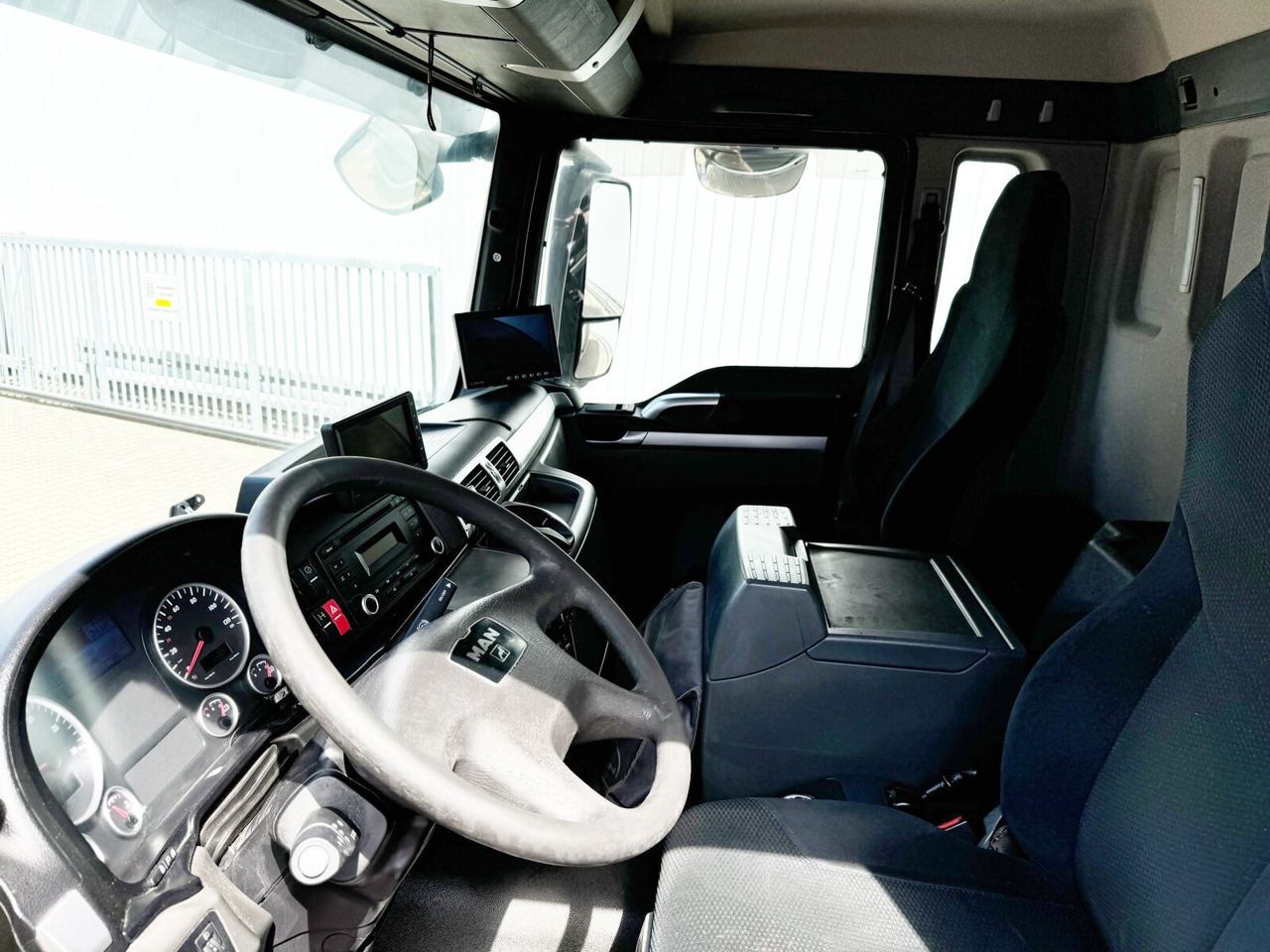 MAN TGS 26.360 6X2-4 BL TGS 26.360 6X2-4 BL, Lift-/Lenkachse, Stapleraufnahme - Kamion sa zatvorenim sandukom: slika 4 MAN TGS 26.360 6X2-4 BL TGS 26.360 6X2-4 BL, Lift-/Lenkachse, Stapleraufnahme - Kamion sa zatvorenim sandukom: slika 4