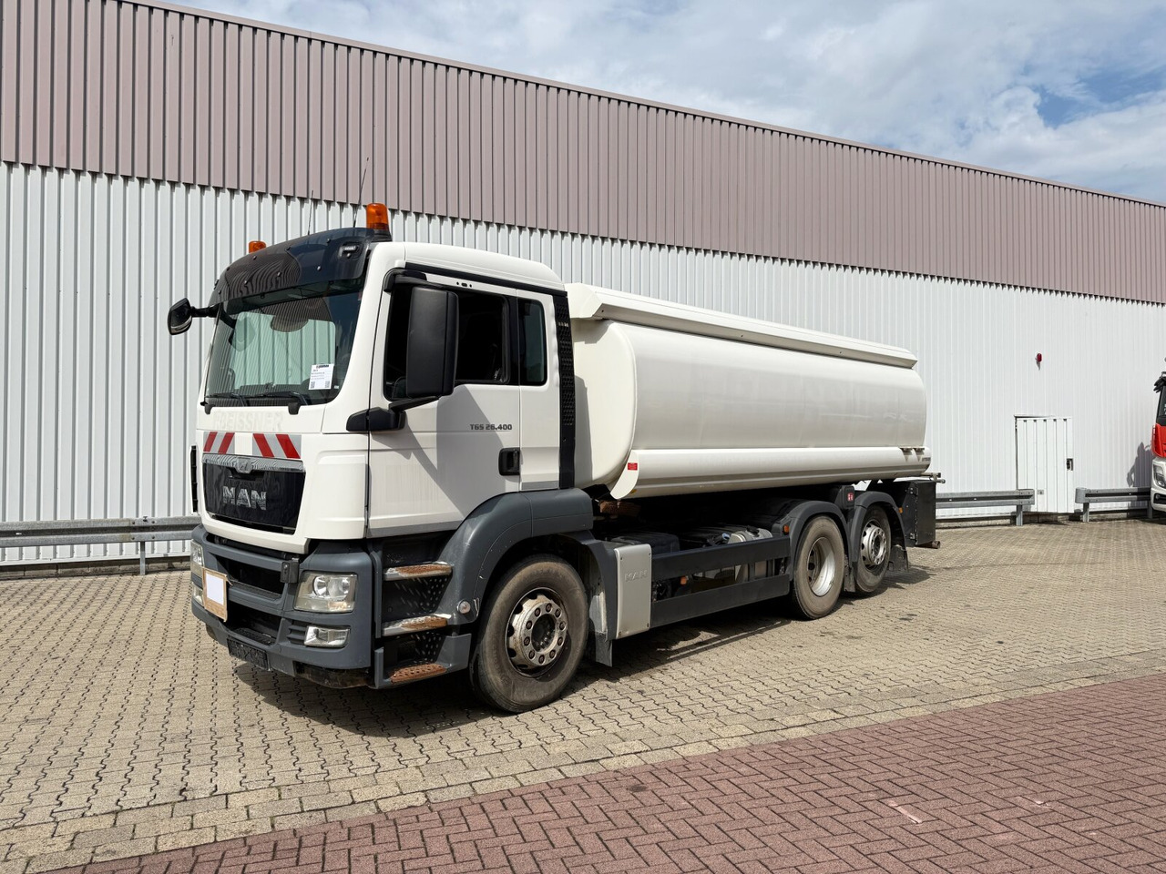 MAN TGS 26.400 6x2-4 BL TGS 26.400 6x2-4 BL, Liftachse, ADR, Esterer Tank ca. 20.030l, 3 Kammern, Funk - Kamion cisterna: slika 1 MAN TGS 26.400 6x2-4 BL TGS 26.400 6x2-4 BL, Liftachse, ADR, Esterer Tank ca. 20.030l, 3 Kammern, Funk - Kamion cisterna: slika 1