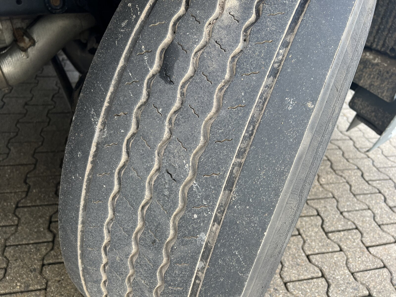 MAN TGS 26.400 6x2-4 LL TGS 26.400 6x2-4 LL, Navi, Lenk-/Liftachse, Heckkran Palfinger PK20001-K B, Funk - Kamion sa dizalicom, Kamion sa tovarnim sandukom: slika 4 MAN TGS 26.400 6x2-4 LL TGS 26.400 6x2-4 LL, Navi, Lenk-/Liftachse, Heckkran Palfinger PK20001-K B, Funk - Kamion sa dizalicom, Kamion sa tovarnim sandukom: slika 4