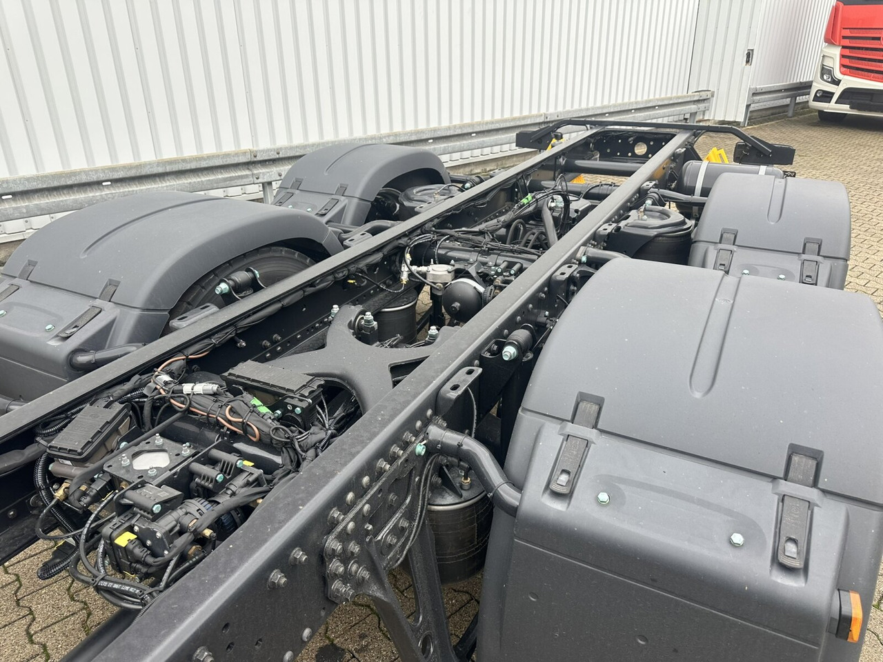 MAN TGS 26.440 6x2-4 LL CH TGS 26.440 6x2-4 LL CH, Lenk-/Liftachse, Navi, LED - Kamion sa golom šasijom i zatvorenom kabinom: slika 3 MAN TGS 26.440 6x2-4 LL CH TGS 26.440 6x2-4 LL CH, Lenk-/Liftachse, Navi, LED - Kamion sa golom šasijom i zatvorenom kabinom: slika 3