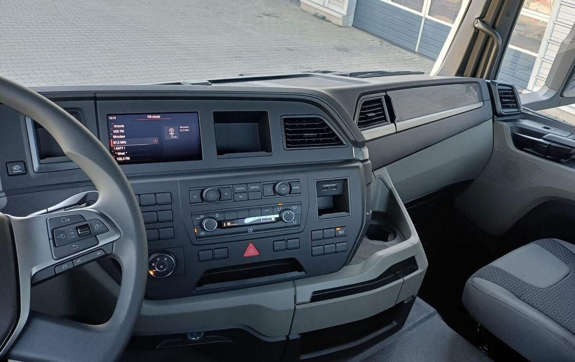 MAN TGS 33.440 6x6 BB CH TGS 33.440 6x6 BB CH, Hohe Bauart, Nebenantrieb - Kamion sa golom šasijom i zatvorenom kabinom: slika 5 MAN TGS 33.440 6x6 BB CH TGS 33.440 6x6 BB CH, Hohe Bauart, Nebenantrieb - Kamion sa golom šasijom i zatvorenom kabinom: slika 5