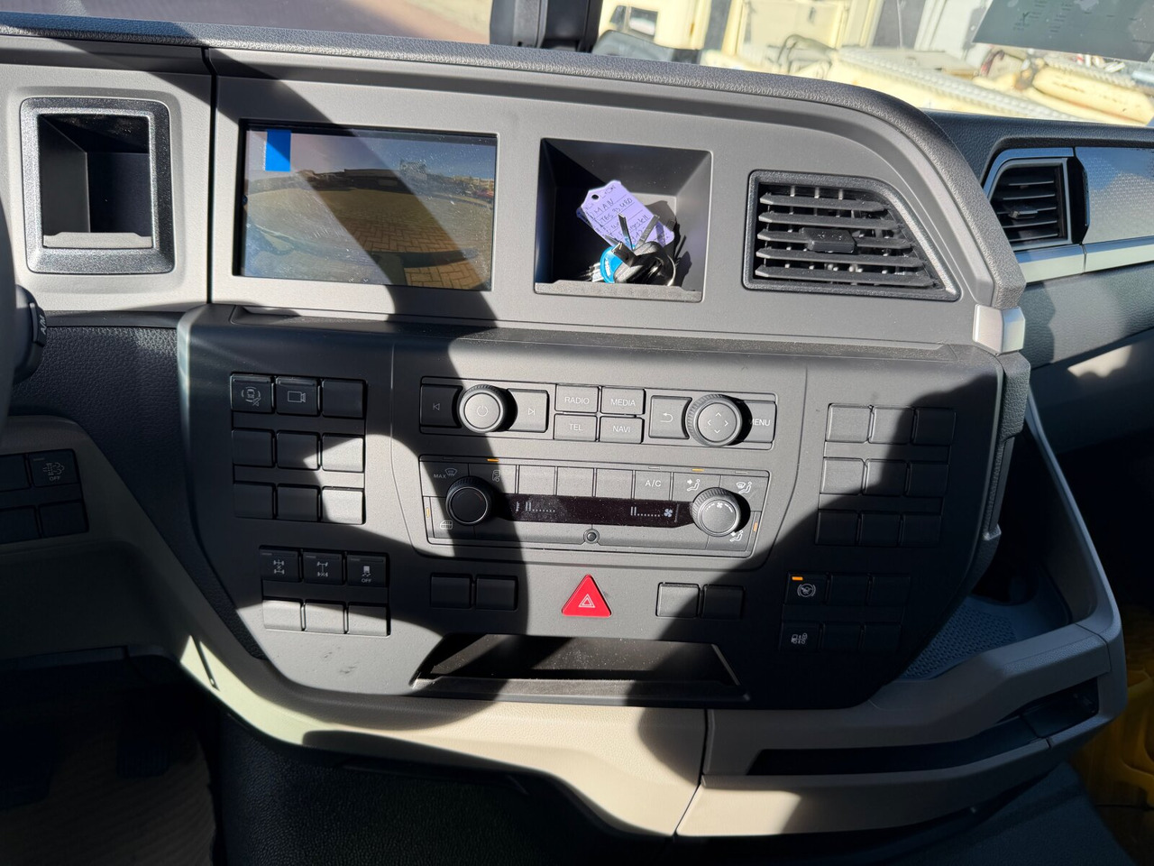 MAN TGS 33.480 6x4 BL CH TGS 33.480 6x4 BL CH - Kamion sa hidrauličnom kukom: slika 5 MAN TGS 33.480 6x4 BL CH TGS 33.480 6x4 BL CH - Kamion sa hidrauličnom kukom: slika 5