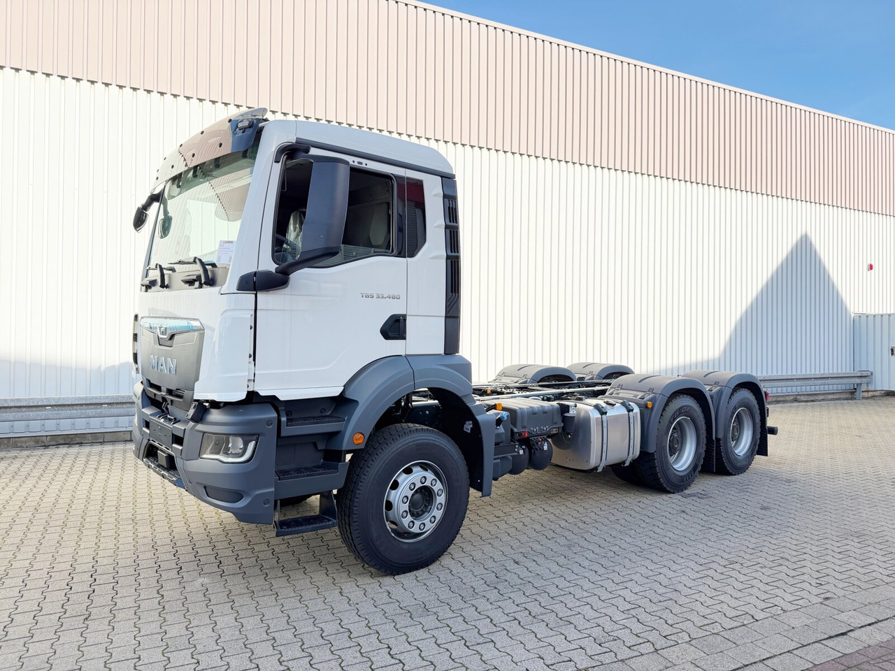 MAN TGS 33.480 6x4 BL CH TGS 33.480 6x4 BL CH, Nebenantrieb - Kamion sa golom šasijom i zatvorenom kabinom: slika 1 MAN TGS 33.480 6x4 BL CH TGS 33.480 6x4 BL CH, Nebenantrieb - Kamion sa golom šasijom i zatvorenom kabinom: slika 1