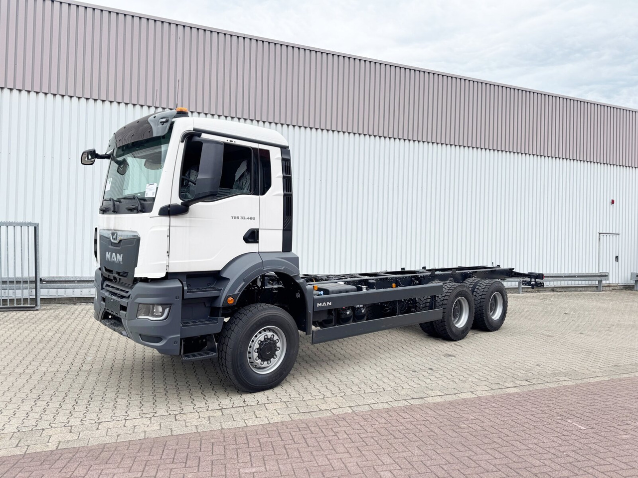 MAN TGS 33.480 6x6 BB CH TGS 33.480 6x6 BB CH, Hohe Bauart, Nebenantrieb - Kamion sa golom šasijom i zatvorenom kabinom: slika 1 MAN TGS 33.480 6x6 BB CH TGS 33.480 6x6 BB CH, Hohe Bauart, Nebenantrieb - Kamion sa golom šasijom i zatvorenom kabinom: slika 1