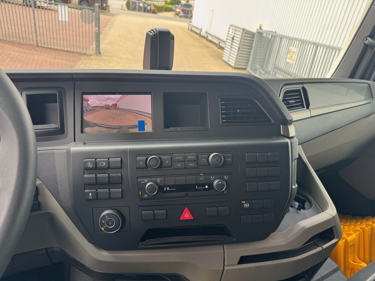 MAN TGS 33.480 6x6 BB CH TGS 33.480 6x6 BB CH, Hohe Bauart, Nebenantrieb - Kamion sa golom šasijom i zatvorenom kabinom: slika 3 MAN TGS 33.480 6x6 BB CH TGS 33.480 6x6 BB CH, Hohe Bauart, Nebenantrieb - Kamion sa golom šasijom i zatvorenom kabinom: slika 3
