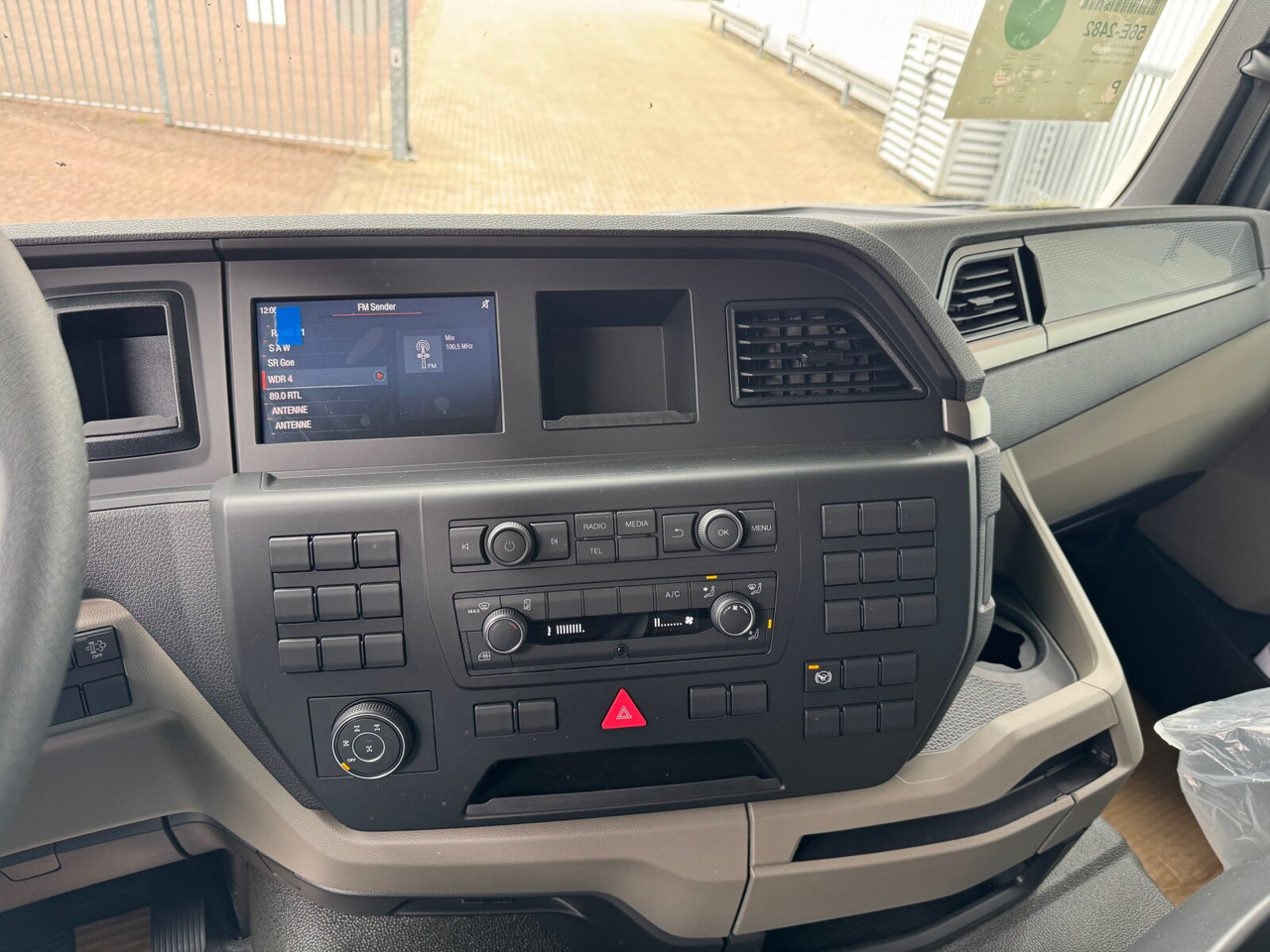 MAN TGS 33.480 6x6 BB CH TGS 33.480 6x6 BB CH, Hohe Bauart, Nebenantrieb - Kamion sa golom šasijom i zatvorenom kabinom: slika 5 MAN TGS 33.480 6x6 BB CH TGS 33.480 6x6 BB CH, Hohe Bauart, Nebenantrieb - Kamion sa golom šasijom i zatvorenom kabinom: slika 5